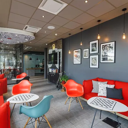 Ibis Lyon Carre De Soie 3*