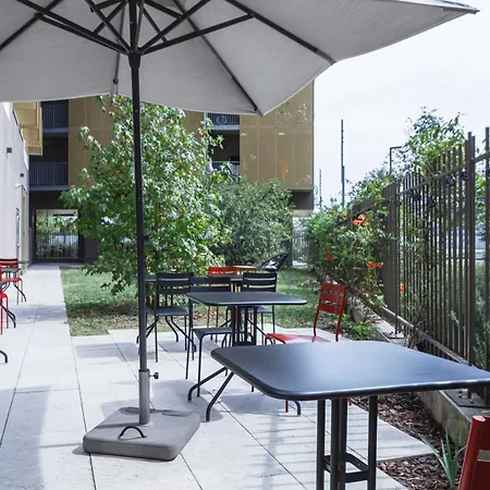 Ibis Lyon Carre De Soie 3*