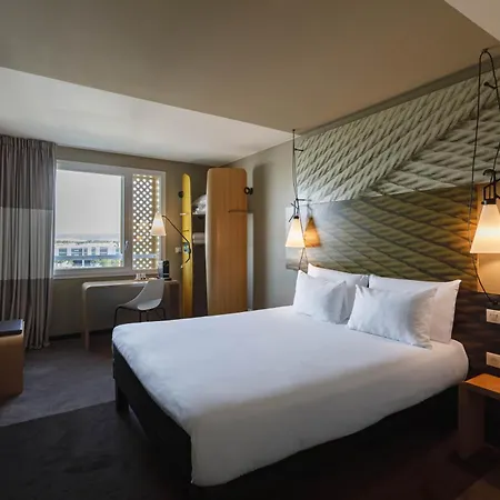Ibis Lyon Carre De Soie 3*