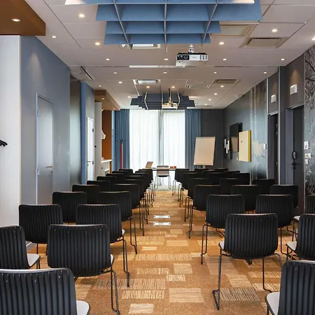 Ibis Lyon Carre De Soie 3*