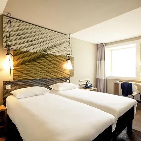 Ibis Lyon Carre De Soie 3*