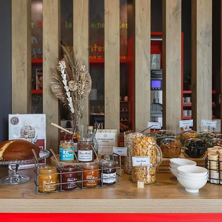 Ibis Lyon Carre De Soie Hotel 3*