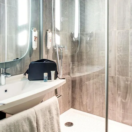 Ibis Lyon Carre De Soie 호텔 3*