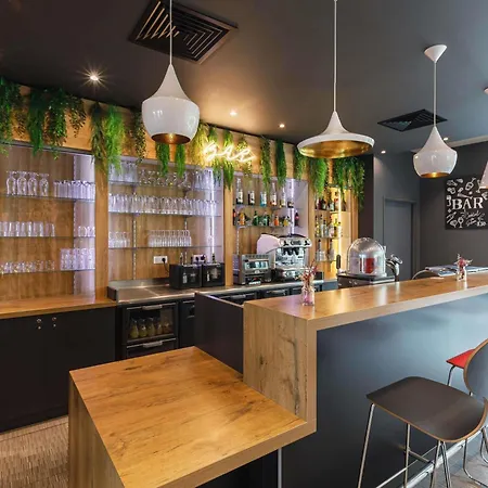 Ibis Lyon Carre De Soie 3*